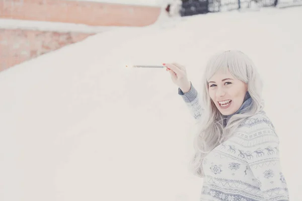 Glad Och Leende Flicka Håller Bengalen Lampor Gatan Snöfall Vinter — Stockfoto