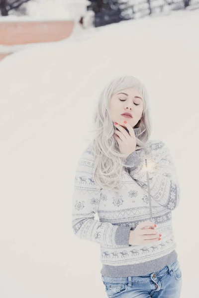 Menina Feliz Sorridente Mantém Luzes Bengala Rua Durante Queda Neve — Fotografia de Stock