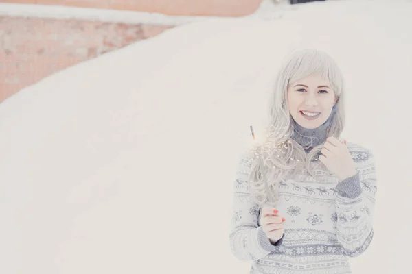 Glad Och Leende Flicka Håller Bengalen Lampor Gatan Snöfall Vinter — Stockfoto