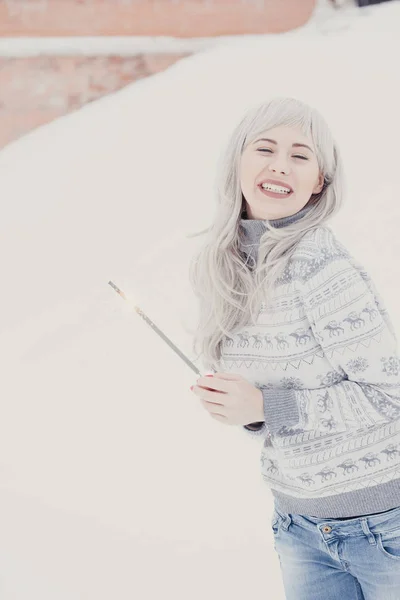 Menina Feliz Sorridente Mantém Luzes Bengala Rua Durante Queda Neve — Fotografia de Stock