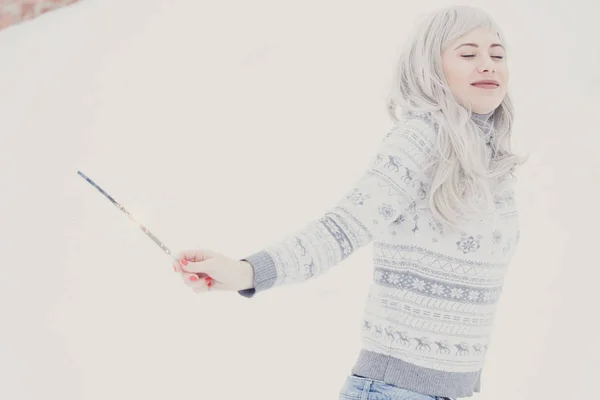 Menina Feliz Sorridente Mantém Luzes Bengala Rua Durante Queda Neve — Fotografia de Stock