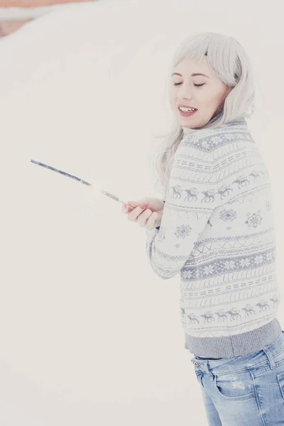 Menina Feliz Sorridente Mantém Luzes Bengala Rua Durante Queda Neve — Fotografia de Stock