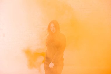 askeri kız Turuncu dumanın açık portresi