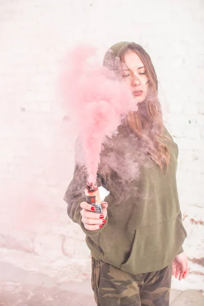 Retrato Chica Militar Aire Libre Humo Rojo —  Fotos de Stock