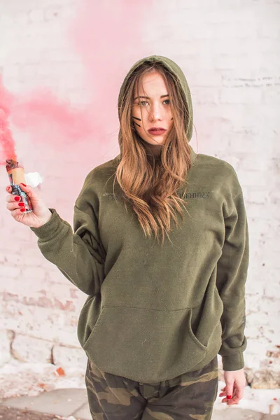 Retrato Chica Militar Aire Libre Humo Rojo —  Fotos de Stock