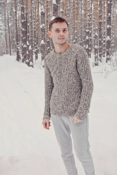 Stilig Man Grå Hoodie Poserar Utanför Vintern Ung Kille Står — Stockfoto