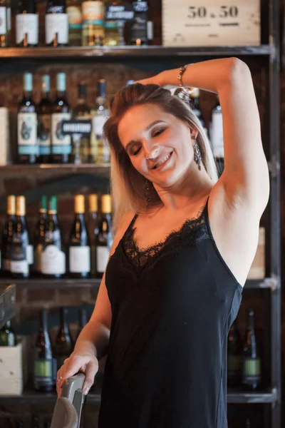 Kvinnliga Sommelier Väntar Vin För Degustation — Stockfoto