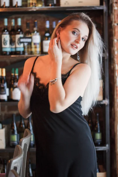 Kvinnliga Sommelier Väntar Vin För Degustation Partiet — Stockfoto