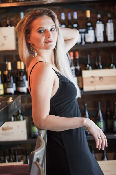 Kvinnliga Sommelier Väntar Vin För Degustation Partiet — Stockfoto