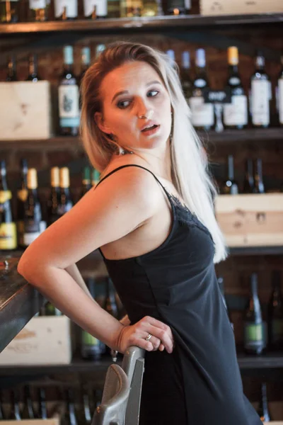 Kvinnliga Sommelier Väntar Vin För Degustation — Stockfoto