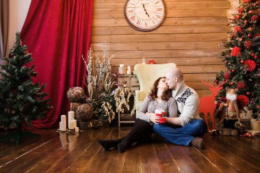 Noel 'de mutlu aile portre, Anne, baba ve oğul evde, chritmas dekorasyon ve onların etrafında sunar Mama sandalyesinde oturan