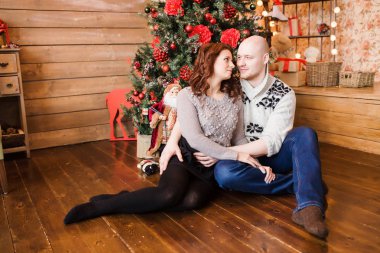 Noel 'de mutlu aile portre, Anne, baba ve oğul evde, chritmas dekorasyon ve onların etrafında sunar Mama sandalyesinde oturan