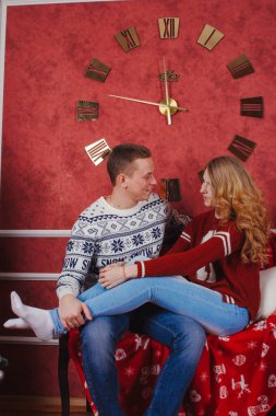 Mutlu genç insanlar Noel ağacının yakınında şömine tarafından birbirlerine hediyeler vermek. Lovers çift yeni yıl için beklentilerin dolu