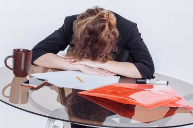 Rahatsız duruş veya ofis sandalyesinde sedanter bilgisayar çalışması sonra yorgun kadın hissi ağrı, işyerinde oturan, Masa üzerinde eğildi kadın öğrenci veya çalışan yorgun