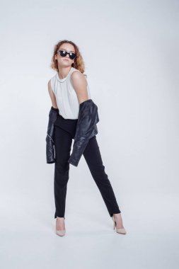 Hipster tarzı deri ceket kıyafeti giymiş beyaz arka plan üzerinde poz Pretty genç moda şehvetli kadın. Siyah elbise ve beyaz gömlek şık şık kız hipster.