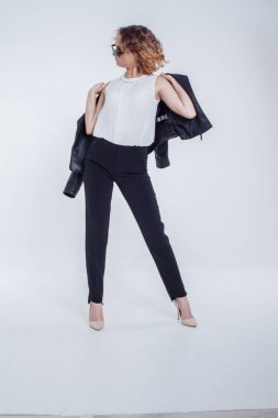 Hipster tarzı deri ceket kıyafeti giymiş beyaz arka plan üzerinde poz Pretty genç moda şehvetli kadın. Siyah elbise ve beyaz gömlek şık şık kız hipster.