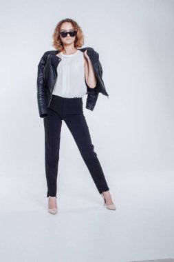 Hipster tarzı deri ceket kıyafeti giymiş beyaz arka plan üzerinde poz Pretty genç moda şehvetli kadın. Siyah elbise ve beyaz gömlek şık şık kız hipster.