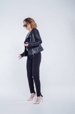 Hipster tarzı deri ceket kıyafeti giymiş beyaz arka plan üzerinde poz Pretty genç moda şehvetli kadın. Siyah elbise ve beyaz gömlek şık şık kız hipster.