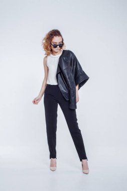 Hipster tarzı deri ceket kıyafeti giymiş beyaz arka plan üzerinde poz Pretty genç moda şehvetli kadın. Siyah elbise ve beyaz gömlek şık şık kız hipster.