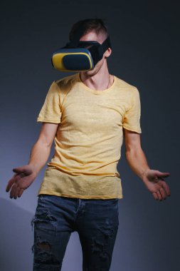 teknoloji, oyun, eğlence ve insan kavramı - sanal gerçeklik kulaklık veya 3d gözlük ile genç adam. Stüdyo çekimi, gri arka plan.