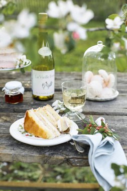 Beyaz leylaklı, sade düğün pastası, açık arkaplan, yakın plan, seçici odak