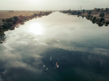 Göldeki SUP tahtalı turistlerin en iyi görüntüsü. Sörf yapan insanlarla dolu güzel, berrak bir su. Arka planda kürek çeken insanların olduğu deniz manzarası