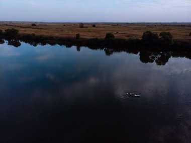 Göldeki SUP tahtalı turistlerin en iyi görüntüsü. Sörf yapan insanlarla dolu güzel, berrak bir su. Arka planda kürek çeken insanların olduğu deniz manzarası