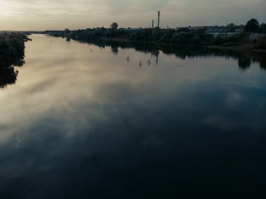 Göldeki SUP tahtalı turistlerin en iyi görüntüsü. Sörf yapan insanlarla dolu güzel, berrak bir su. Arka planda kürek çeken insanların olduğu deniz manzarası
