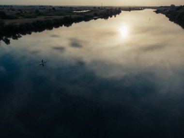 Göldeki SUP tahtalı turistlerin en iyi görüntüsü. Sörf yapan insanlarla dolu güzel, berrak bir su. Arka planda kürek çeken insanların olduğu deniz manzarası