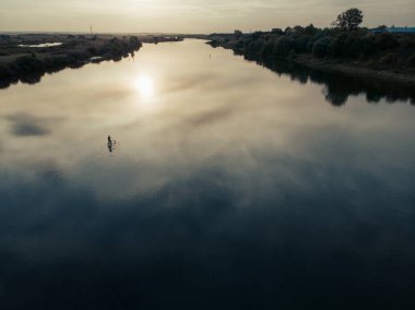 Göldeki SUP tahtalı turistlerin en iyi görüntüsü. Sörf yapan insanlarla dolu güzel, berrak bir su. Arka planda kürek çeken insanların olduğu deniz manzarası