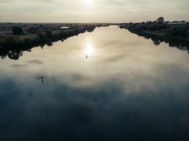 Göldeki SUP tahtalı turistlerin en iyi görüntüsü. Sörf yapan insanlarla dolu güzel, berrak bir su. Arka planda kürek çeken insanların olduğu deniz manzarası