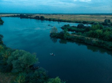 Göldeki SUP tahtalı turistlerin en iyi görüntüsü. Sörf yapan insanlarla dolu güzel, berrak bir su. Arka planda kürek çeken insanların olduğu deniz manzarası