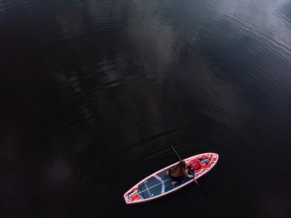 Supボード付きの湖での観光客のトップビュー サーフィンに従事ボード上に浮かぶ人々と美しい澄んだ水 背景の地平線にボードに乗っている人々との海 — ストック写真