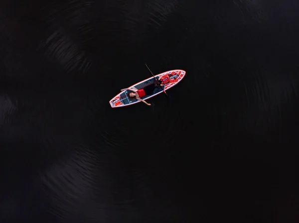 Supボード付きの湖での観光客のトップビュー サーフィンに従事ボード上に浮かぶ人々と美しい澄んだ水 背景の地平線にボードに乗っている人々との海 — ストック写真