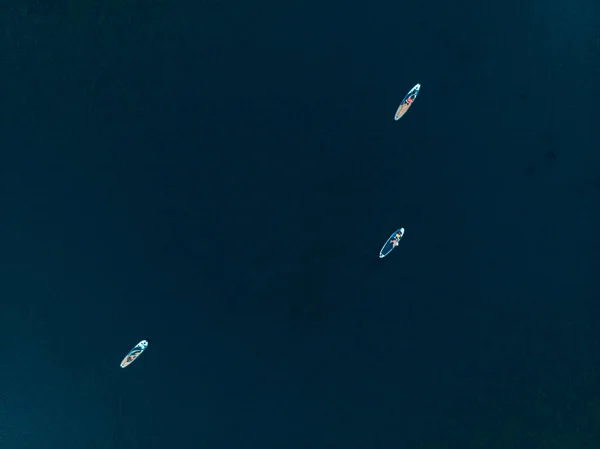 Vista Dall Alto Dei Turisti Sul Lago Con Sup Tavole — Foto Stock