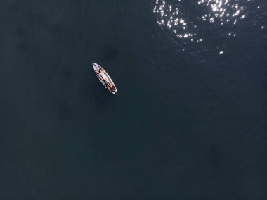 Stand Up Paddle tahtasında çekici bir kadın yemek masasında kürek çeken ve şeffaf suyun tadını çıkaran bir kadın. Tropik seyahat, seyahat tutkusu ve su aktivitesi konsepti. Gün batımı ve rahatlama