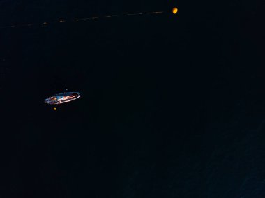 Stand Up Paddle tahtasında çekici bir kadın yemek masasında kürek çeken ve şeffaf suyun tadını çıkaran bir kadın. Tropik seyahat, seyahat tutkusu ve su aktivitesi konsepti. Gün batımı ve rahatlama