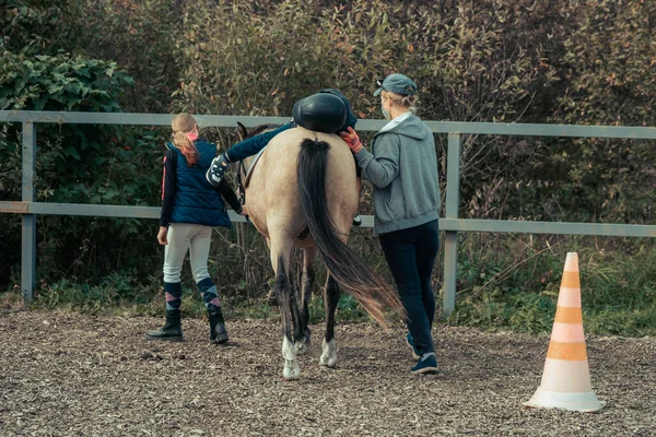 Glücklicher Junge Der Ein Pferdetraining Mit Ausbilder Reitet Der Junge — Stockfoto