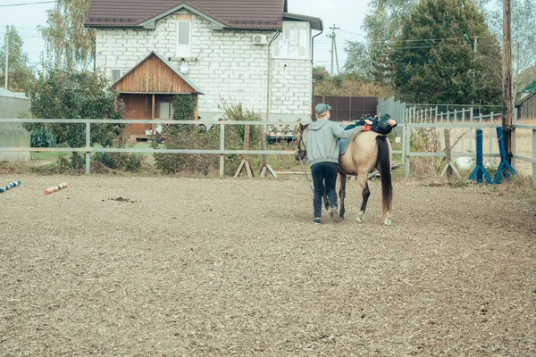 Šťastný Chlapec Jezdí Koni Trénink Instruktorem Chlapec Učí Jezdit Koni — Stock fotografie