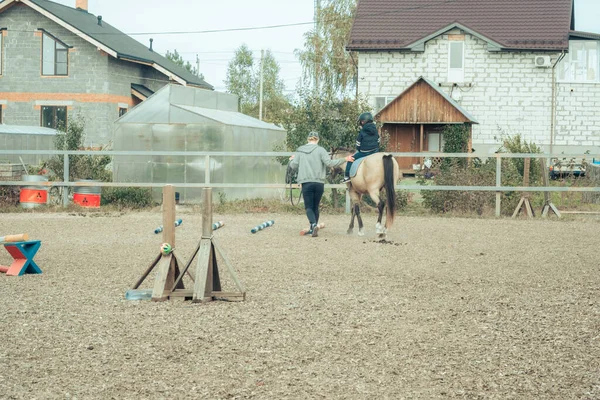 Gelukkige Jongen Rijdend Een Paard Training Met Instructeur Jongen Leert — Stockfoto