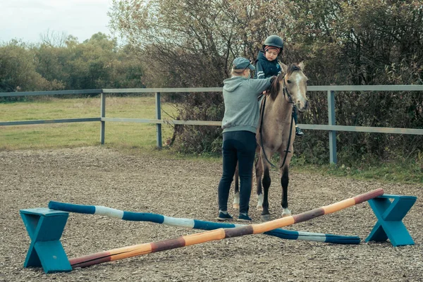 Glücklicher Junge Der Ein Pferdetraining Mit Ausbilder Reitet Der Junge — Stockfoto