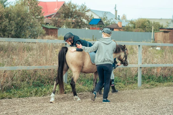 Hippotherapie Bezeichnet Den Therapeutischen Einsatz Von Pferden Hippotherapie Ist Ein — Stockfoto