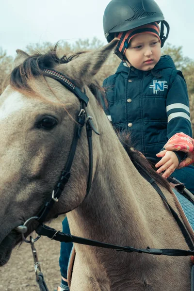 Ein Kind Mit Sonderpädagogischem Förderbedarf Reitet Mit Einer Betreuungsperson Dies — Stockfoto