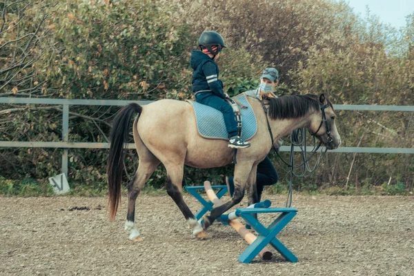 Ein Kind Mit Sonderpädagogischem Förderbedarf Reitet Mit Einer Betreuungsperson Dies — Stockfoto