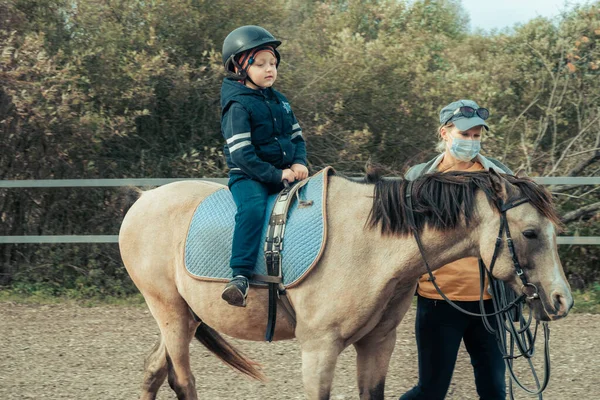 Ein Kind Mit Sonderpädagogischem Förderbedarf Reitet Mit Einer Betreuungsperson Dies — Stockfoto