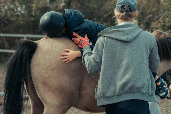 Ein Kind Mit Sonderpädagogischem Förderbedarf Reitet Mit Einer Betreuungsperson Dies — Stockfoto