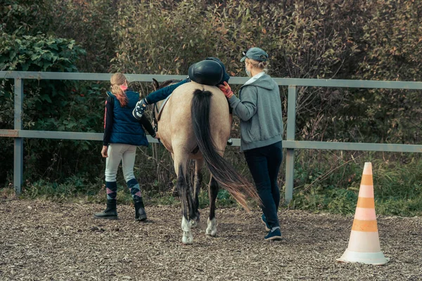 Ett Barn Med Särskilda Behov Åker Med Nära Handledningslärare Detta — Stockfoto