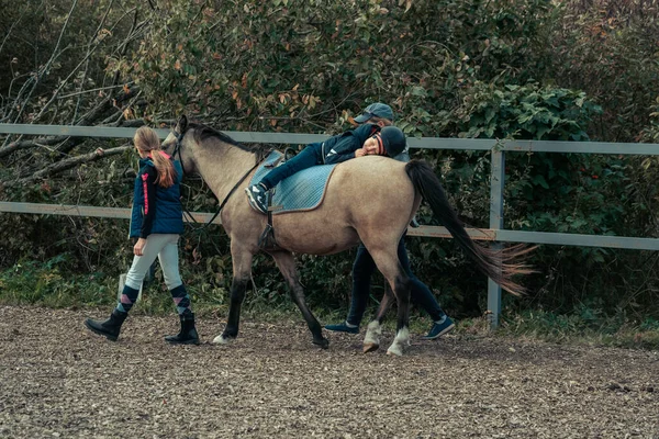 Enfant Ayant Des Besoins Spéciaux Chevauche Avec Professeur Surveillance Étroite — Photo