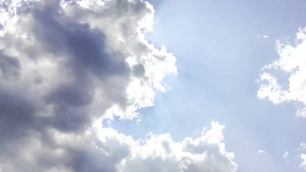 Kumuluswolken Wie Flauschige Weiße Wattebäusche Blauen Himmel Schön Sonnenuntergang Verschiedene — Stockfoto