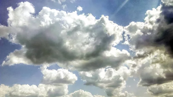 Nuvole Cumulus Come Soffici Batuffoli Cotone Bianco Sul Cielo Blu — Foto Stock